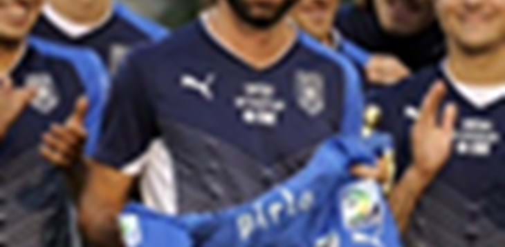 Gli Azzurri festeggiano le cento partite di Pirlo con una maglia speciale