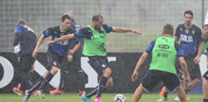 Allenamento sotto la pioggia per gli Azzurri. Ancora assente Verratti