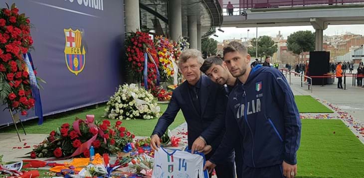 Gli Azzurrini al memoriale di Cruijff, una maglia della Nazionale n.14 al Camp Nou