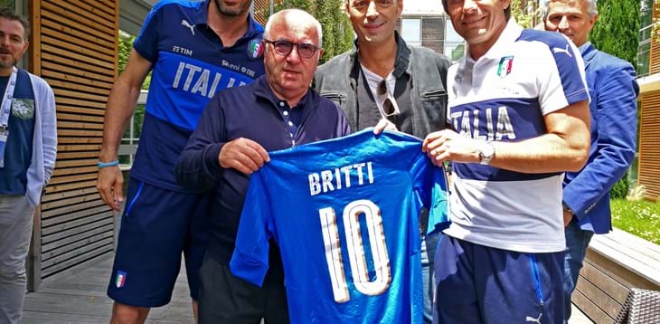 Alex Britti incontra la Nazionale: il cantautore romano in concerto a ‘Casa Azzurri’