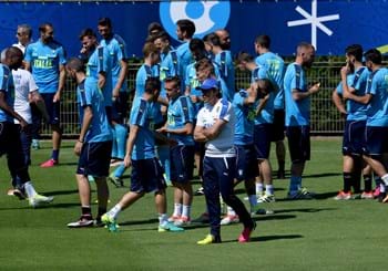Allenamento sotto il sole per gli Azzurri. Anche Tavecchio assiste alla seduta