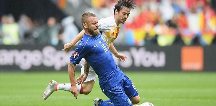 Italia-Spagna: De Rossi premiato dalla UEFA per le 100 presenze in Azzurro