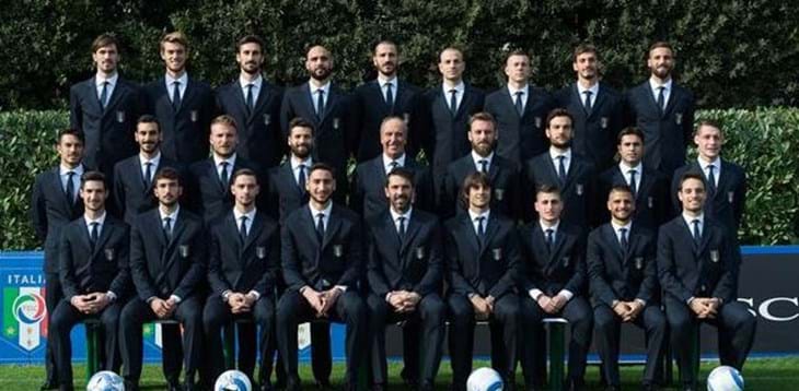 Gli Azzurri posano a Coverciano con la divisa formale ‘Ermanno Scervino’