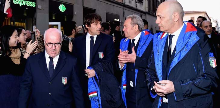 Gli Azzurri davanti al David di Michelangelo per la foto con la divisa firmata Scervino