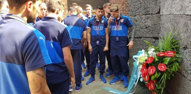 Gli Azzurrini in visita ad Auschwitz. Deposta una corona di fiori: “Nessuno mai dimentichi”