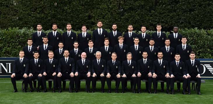 Gli Azzurri posano a Coverciano con la nuova divisa ufficiale Armani