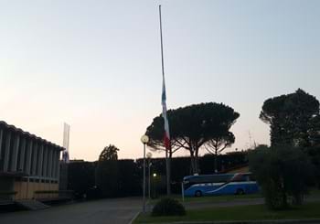 Strage di Parigi: 1’ di raccoglimento su tutti i campi. Tavecchio scrive al Presidente della FFF Le Graet. Bandiere della FIGC a mezz’asta.