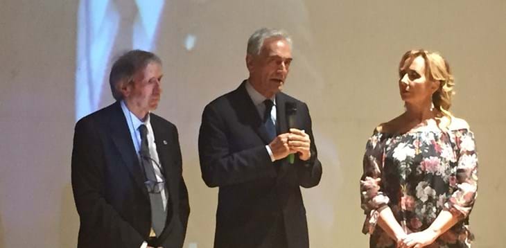 Il Presidente Figc Gabriele Gravina riceve il premio