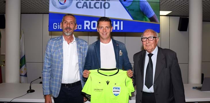 Un nuovo cimelio al Museo: la maglia con cui Gianluca Rocchi ha diretto la finale di Europa League